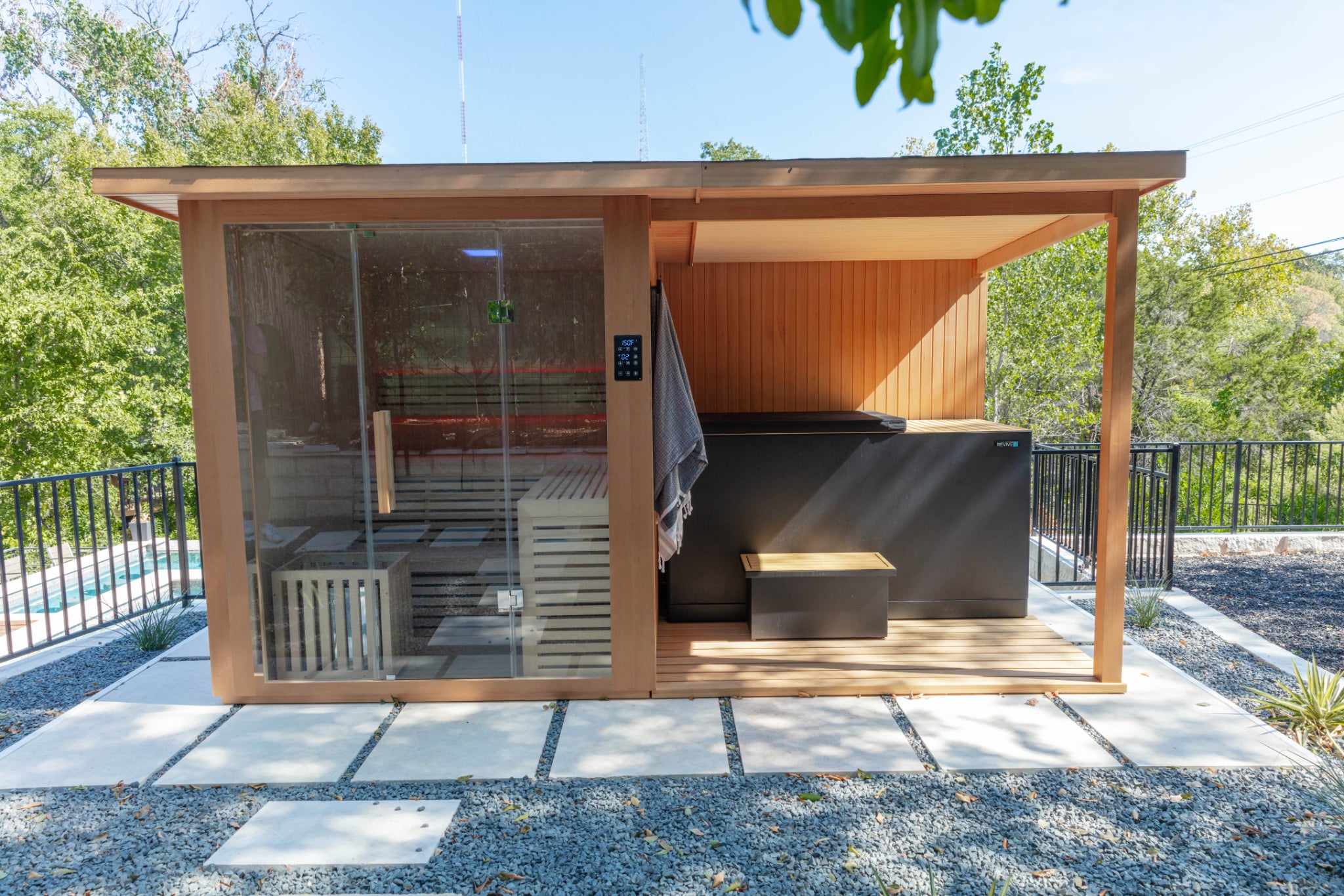 4 Person Extended Sauna & Inflatable Pod Plunge